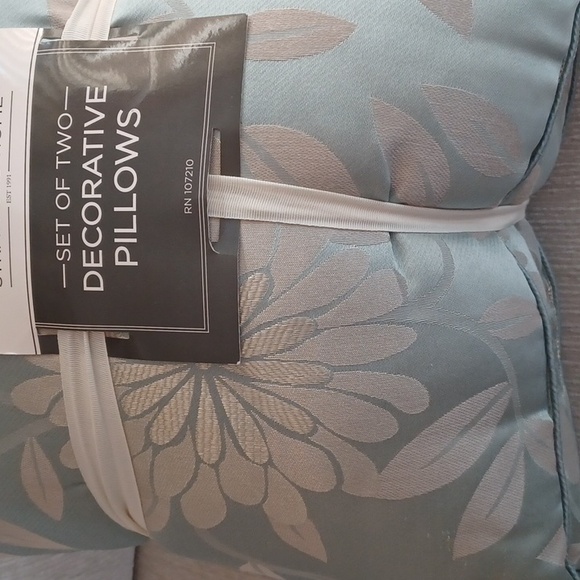 NWT) Stratford Home Set of 2 light blue Pillows-17"×17" flora motif - Picture 8 of 9